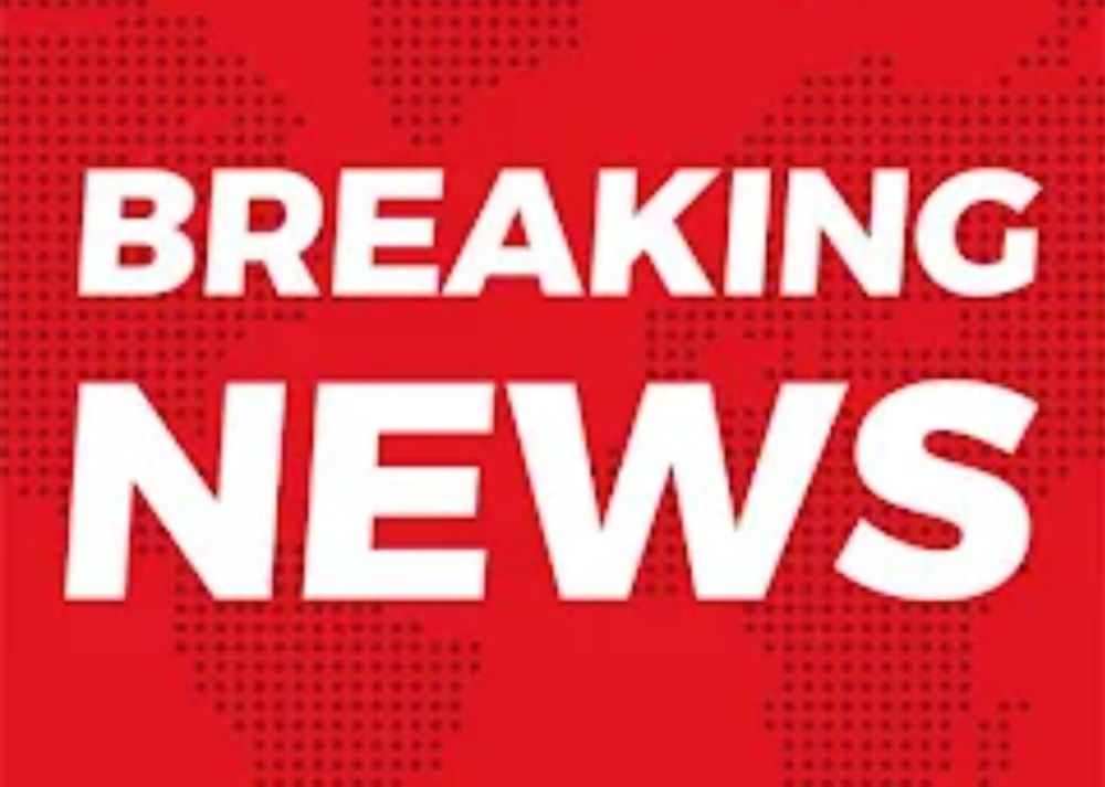 Weisse Grossbuchstaben mit der Aufschrift „BREAKING NEWS“ auf rotem Hintergrund mit angedeuteter Weltkarte. Das Bild signalisiert eine aktuelle Eilmeldung.