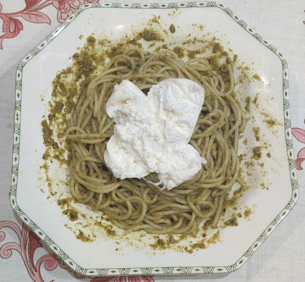 Pasta al pesto con burrata