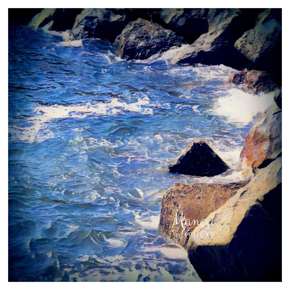 Photo of water and rocks at the beach. California beaches ⛱️ 