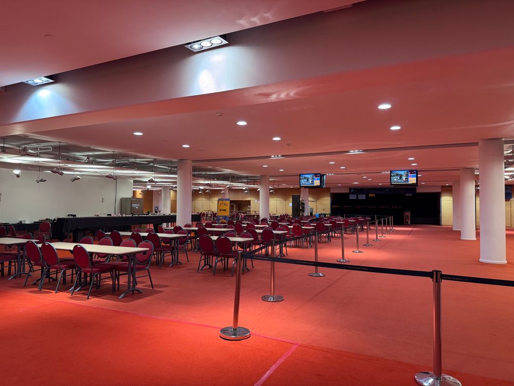 Rare moment où la salle restaurant est vide avec plusieurs tables alignées avec leur chaise