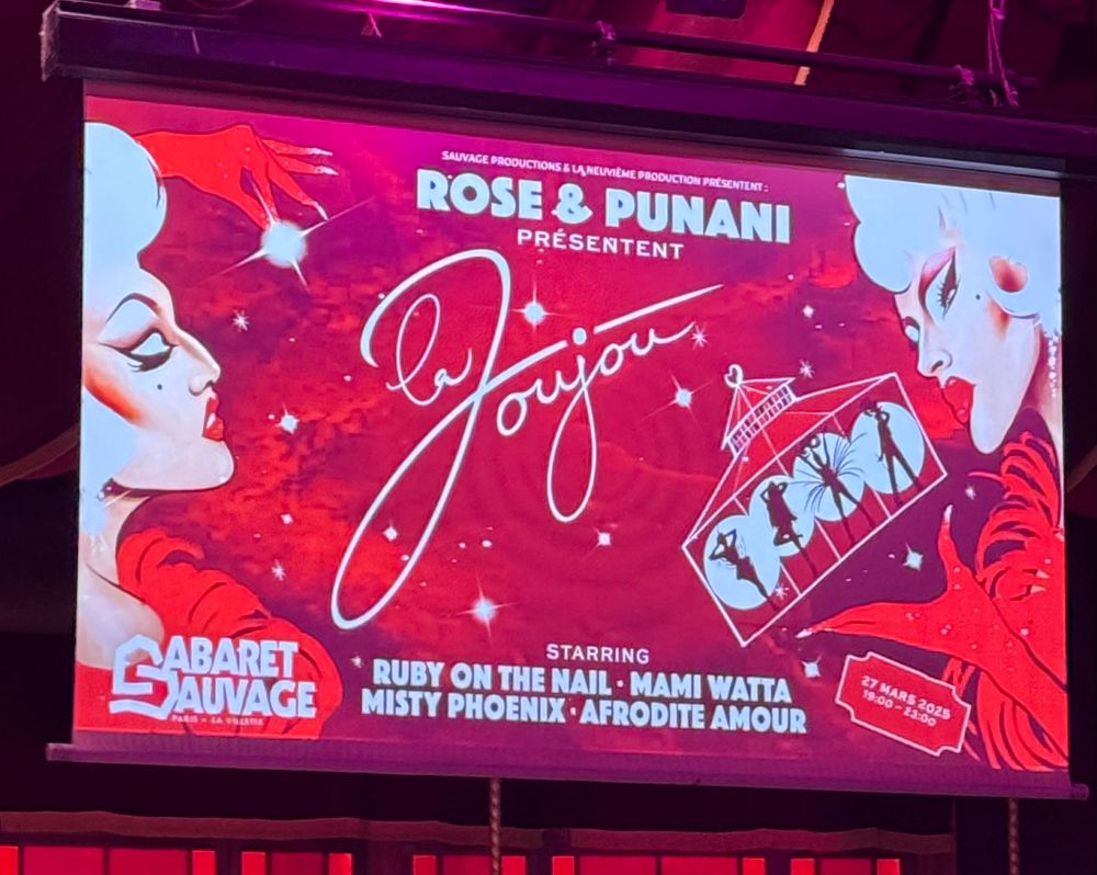 Illustration montrant deux drag queen à gauche et à droite de l’image. L’affiche est titrée le joujou avec les nom de Punani, Rose, Ruby on the nail, Misty Phoenix et Mami Wata