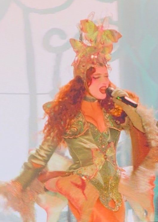 Chapell Roan en tenu corset papillon vert avec plein de brillant dessus