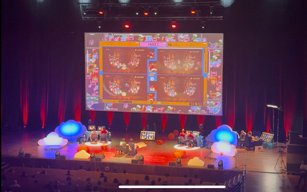 Image de la run Duck tale avec vue de la scène de Speedons autour de l’écran de projecteur 