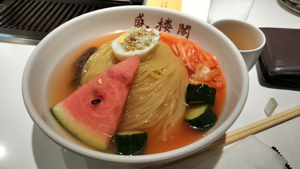 盛楼閣の冷麺の写真。スイカやキムチ、たまごなどが入っている。