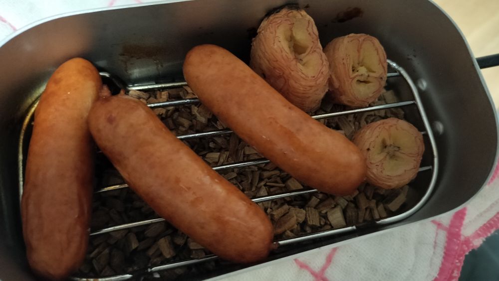 燻製したウインナーとバナナの画像