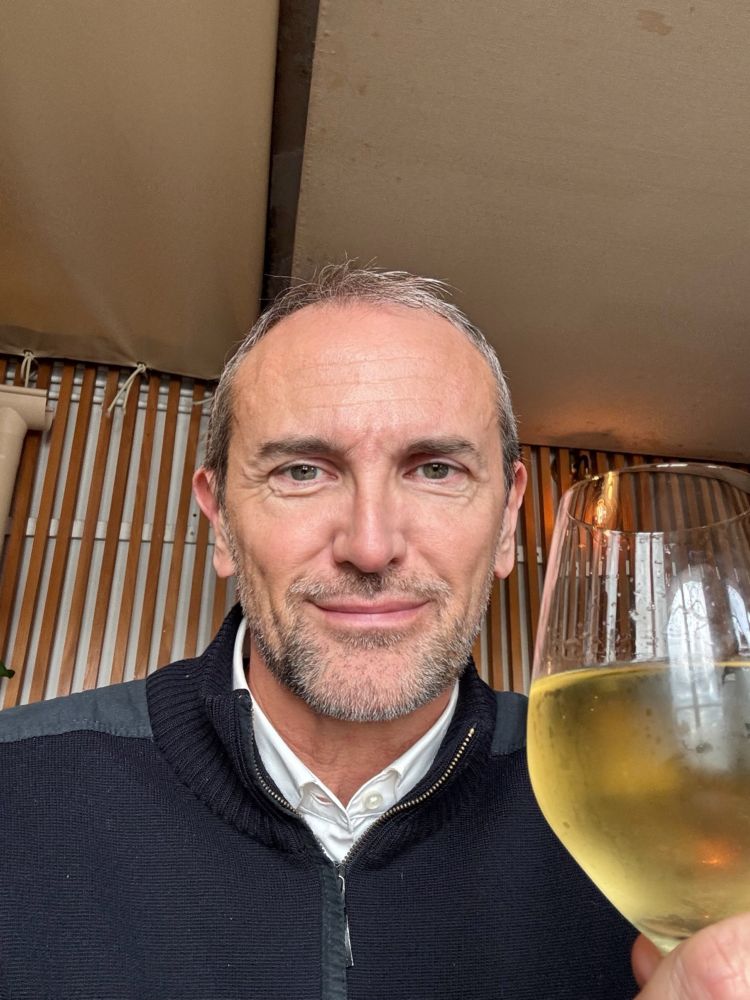 Moi avec un verre de vin