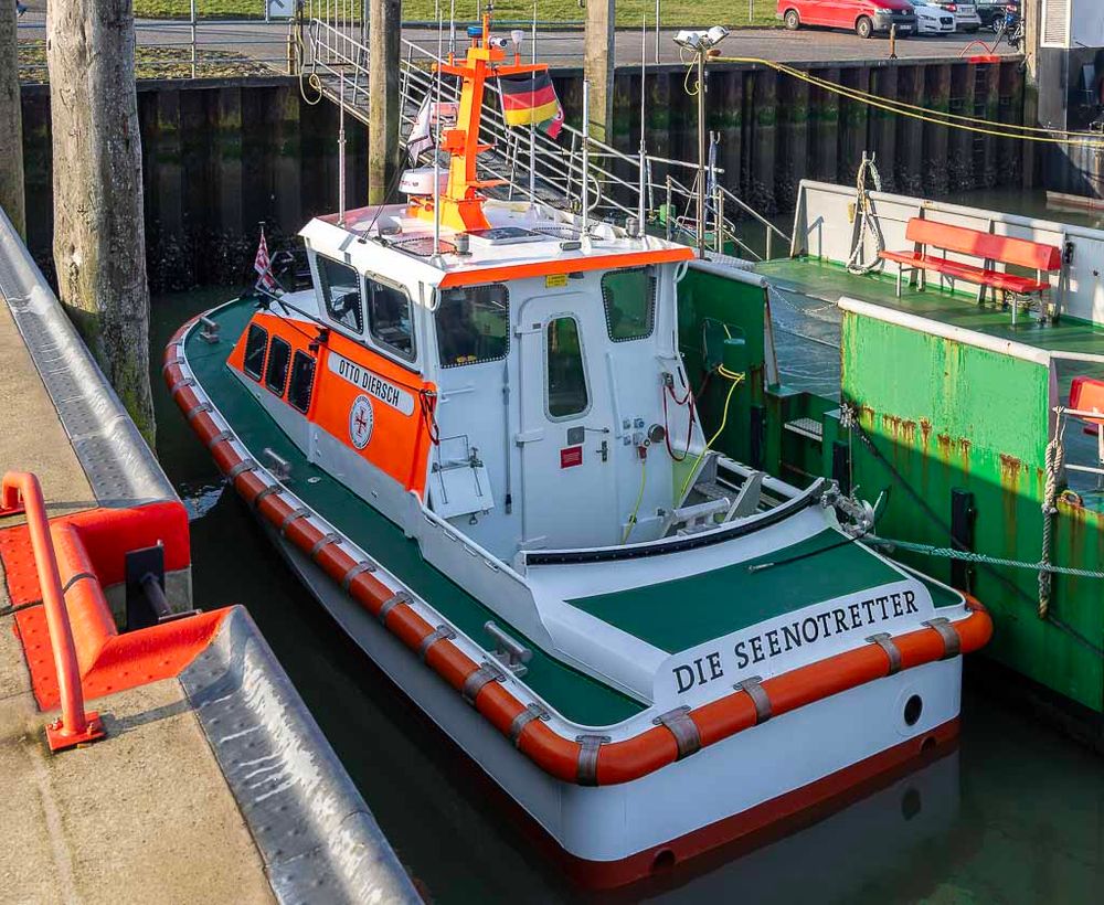 Rettungsboot „Otto Diersch“ der Seenotretter liegt vertäut im Hafenbecken.