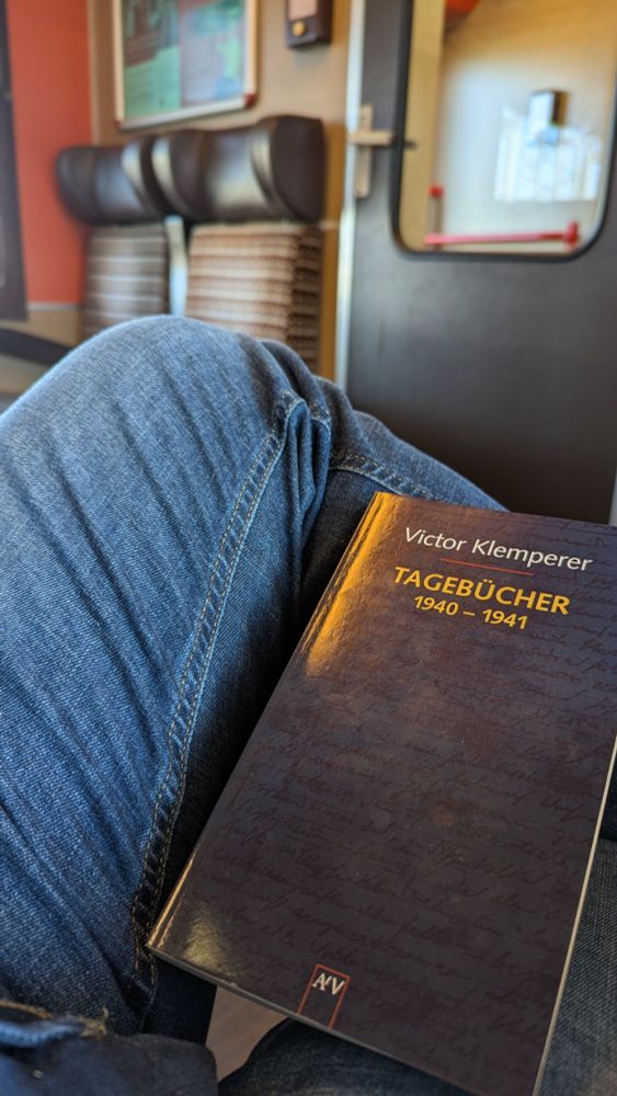 Tagebücher von Victor Klemperer 1940 - 1941 auf meinem Schoß in einem Zug.