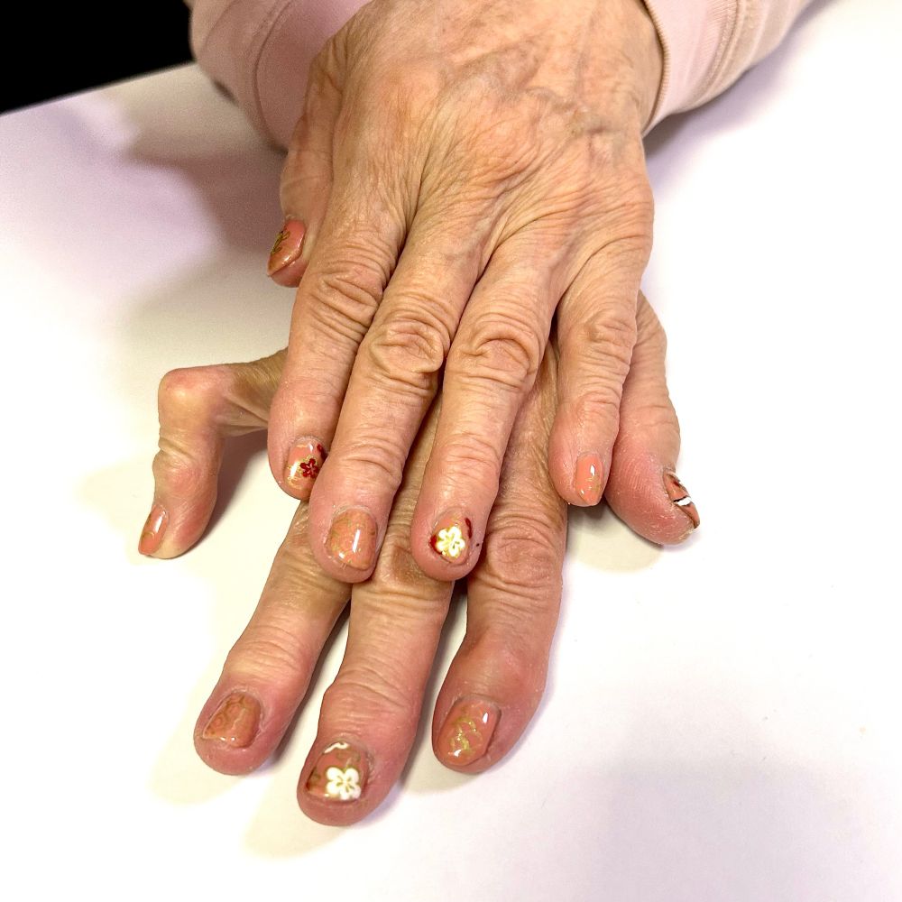 外婆的手
金色線條在粉色背景好不明顯該用白色畫線的😵‍💫
除了外婆喜歡的梅花還畫了龜甲紋，希望外婆長壽健康🥺