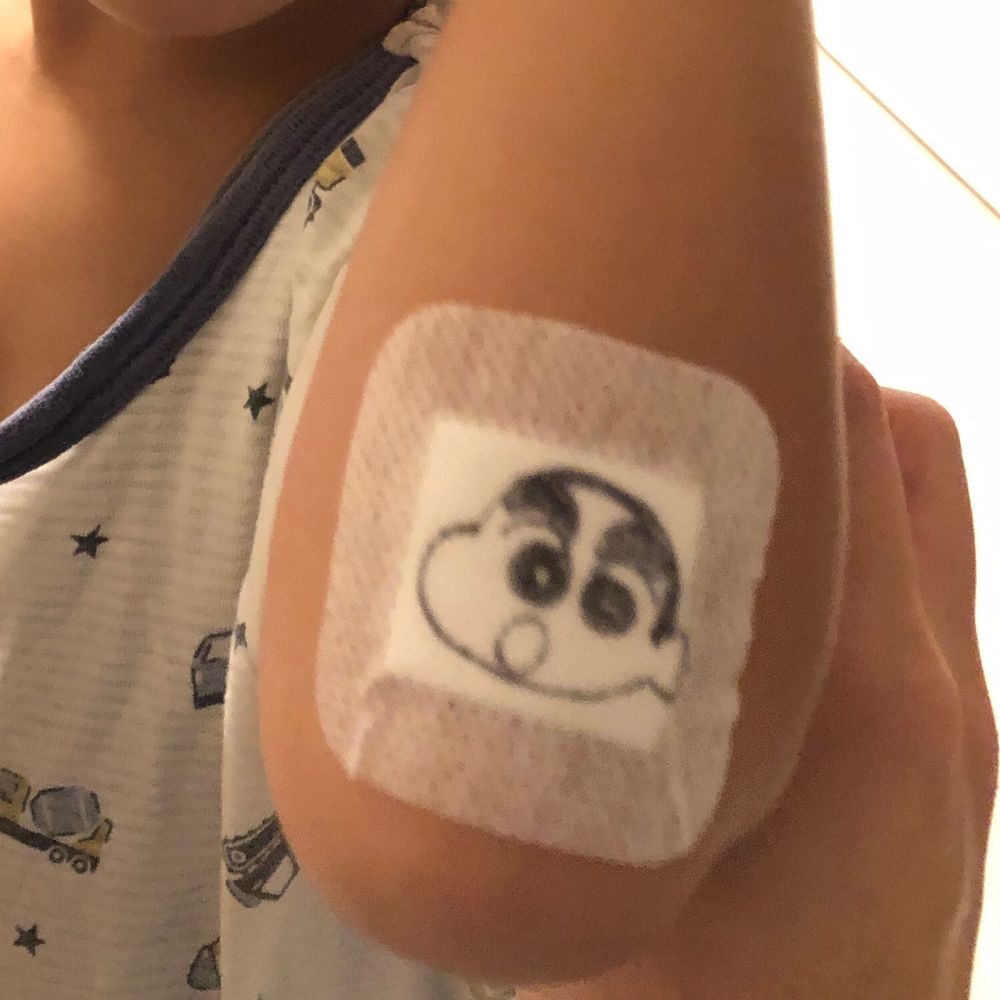 傷パットにクレヨンしんちゃんを描いて子供に貼りました