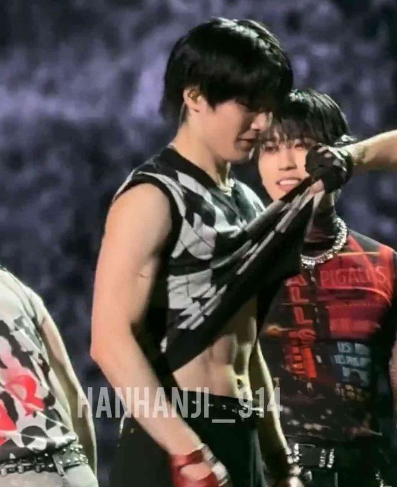 Stray Kids I.N's abs being exposed by Stray Kids Lee Know