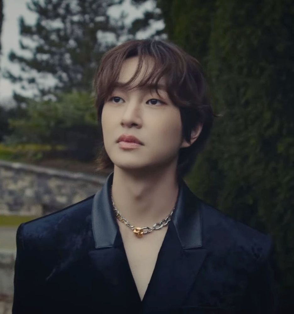 SHINee Onew looking handsome