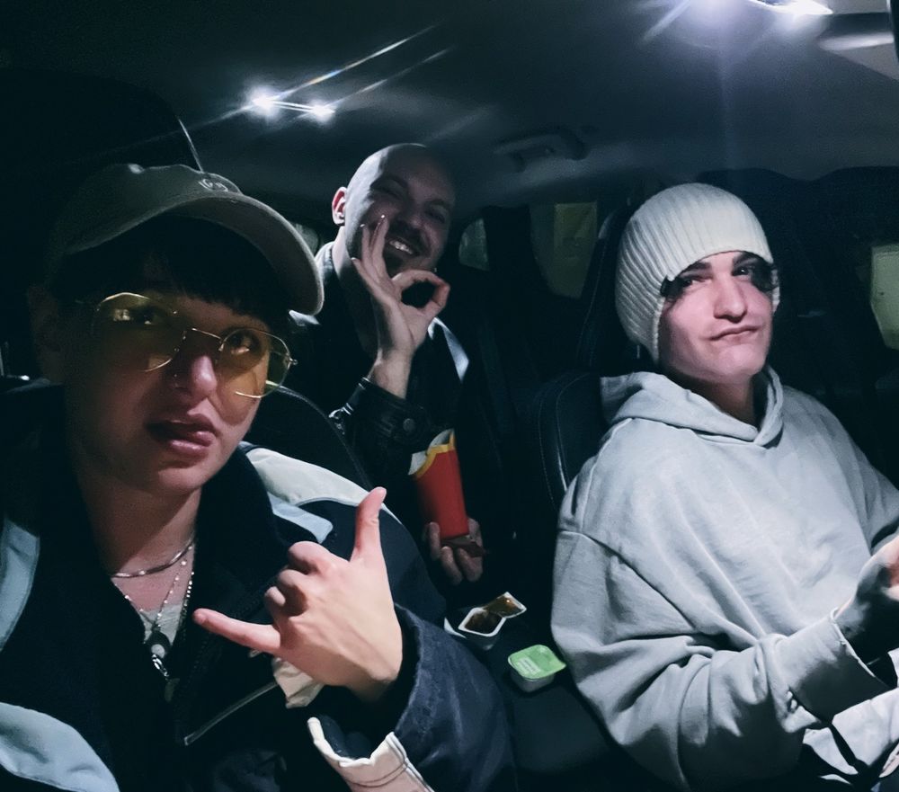 Anoche en el mirador de nuestro pueblo de toda la vida🌑

Eran las 2am obviad mi careto de sueño pls🥲