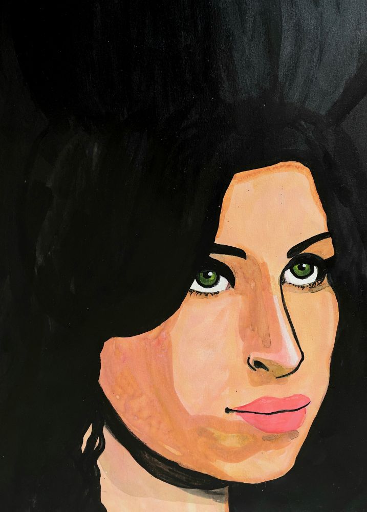 Rosto de Amy Winehouse olhando para o lado. Retrato acrílica sobre papel com poucos traços ou sombreado. Ela está  sem os acessórios que usava frequentemente, apenas com os característicos delineado nos olhos e penteado beehive (apenas parcialmente visivel por se misturar com o fundo que também é preto)
