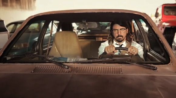 Szene aus Musikvideo der Foo Fighers: Dave Grohl sitzt genervt am Steuer seines Wagens im Stau und parodiert Road Rage-Szene aus dem Film "Falling Down"