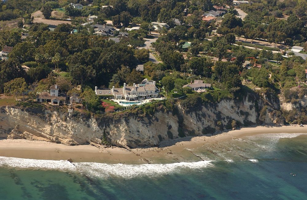 An image of Streisand's 2003 Malibu mansion that she attempted to suppress on the internet