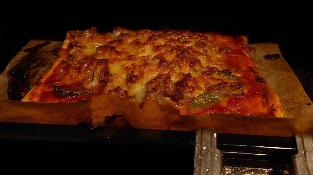 焼き終わったピザ。
具材は粗挽き肉、ピーマン、チーズ。