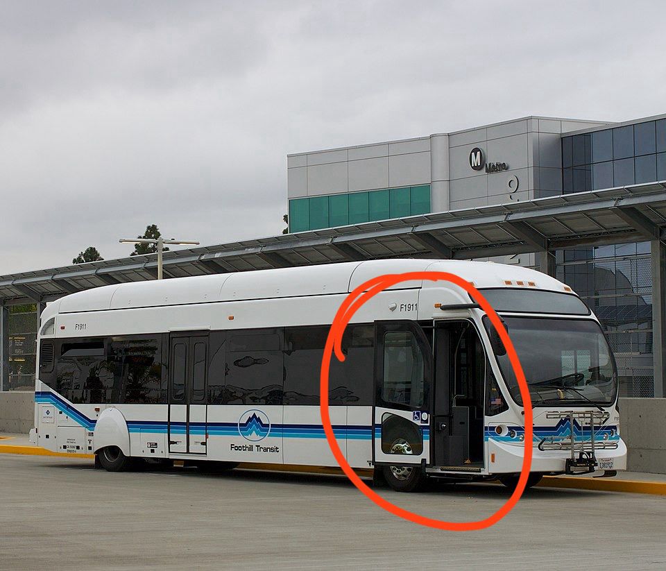 the sole front door is very slow to open as opposed to the pair of folding doors on most modern buses that pop open quite quickly