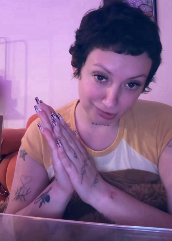 a photo of vanillamace rubbing her hands together