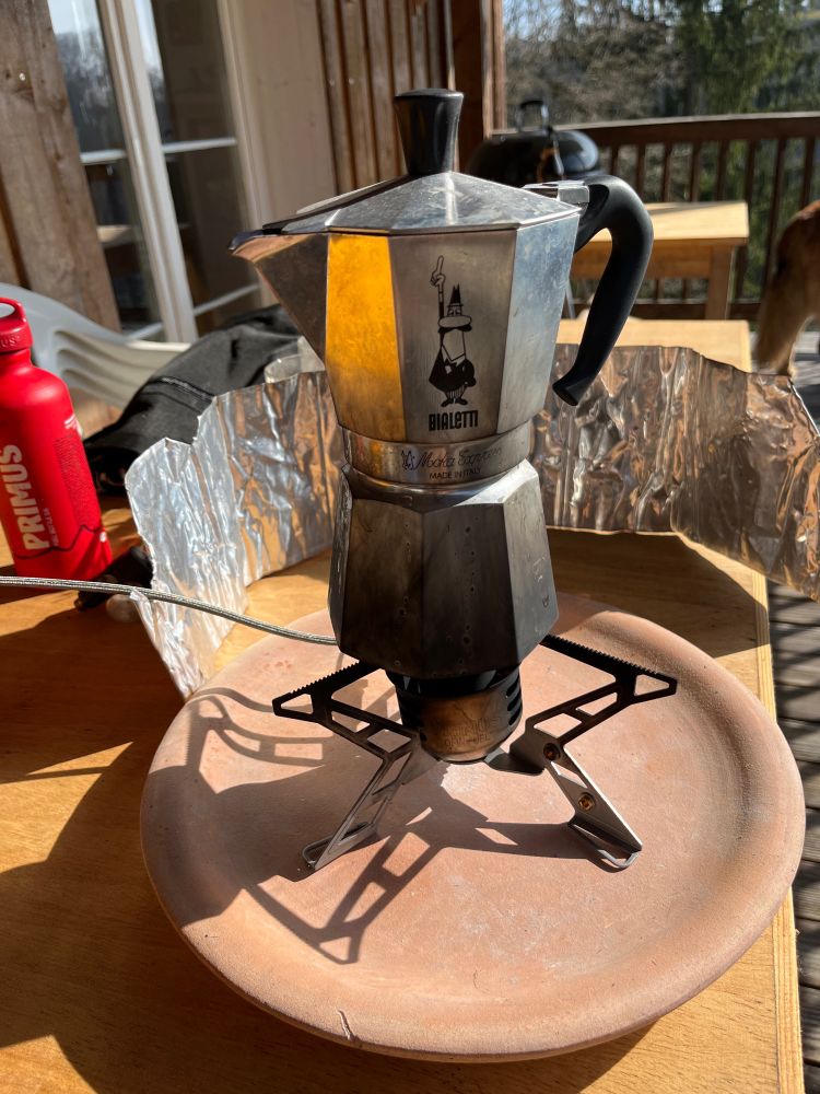 Italienische Espressokanne auf Benzinkochen auf Balkon