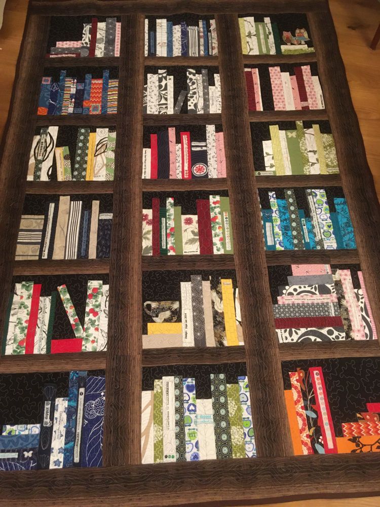 Quilt in Form eines Bücherregals.
