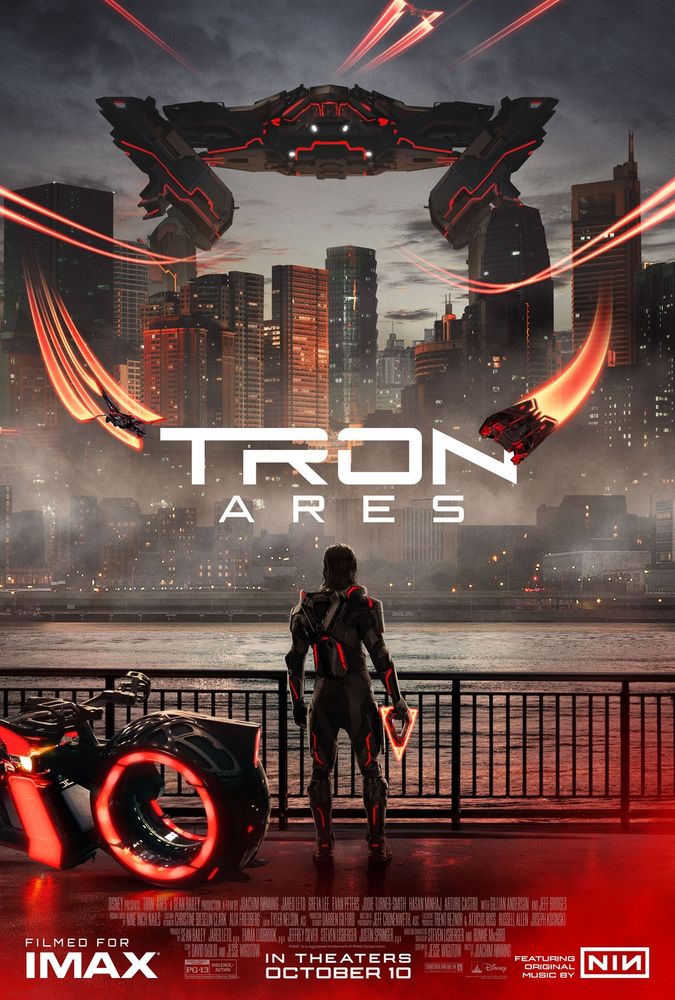 affiche de tron : un homme, de dos, à côté de sa moto futuriste norie et rouge, debout devant une ville, avec un vaisseau noir géant au-dessus des immeubles, et plusieurs rayons de lumières rouges / vaisseaux dans le ciel