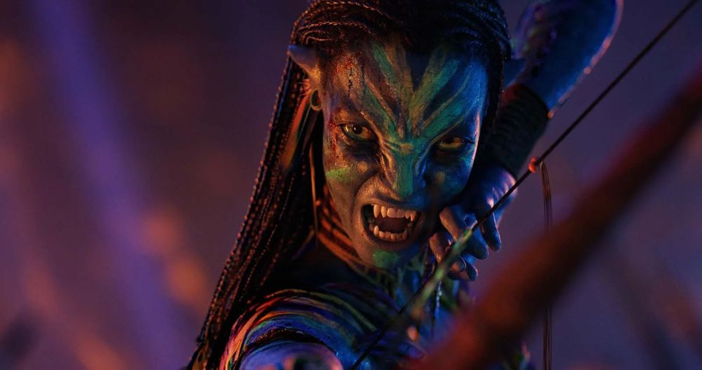 neytiri, énervée, montre les dents avec son arc en main