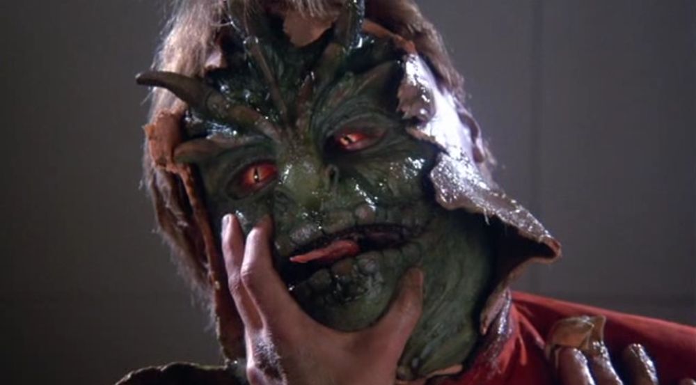 Un visiteur démasqué avec sa peau de reptile verte