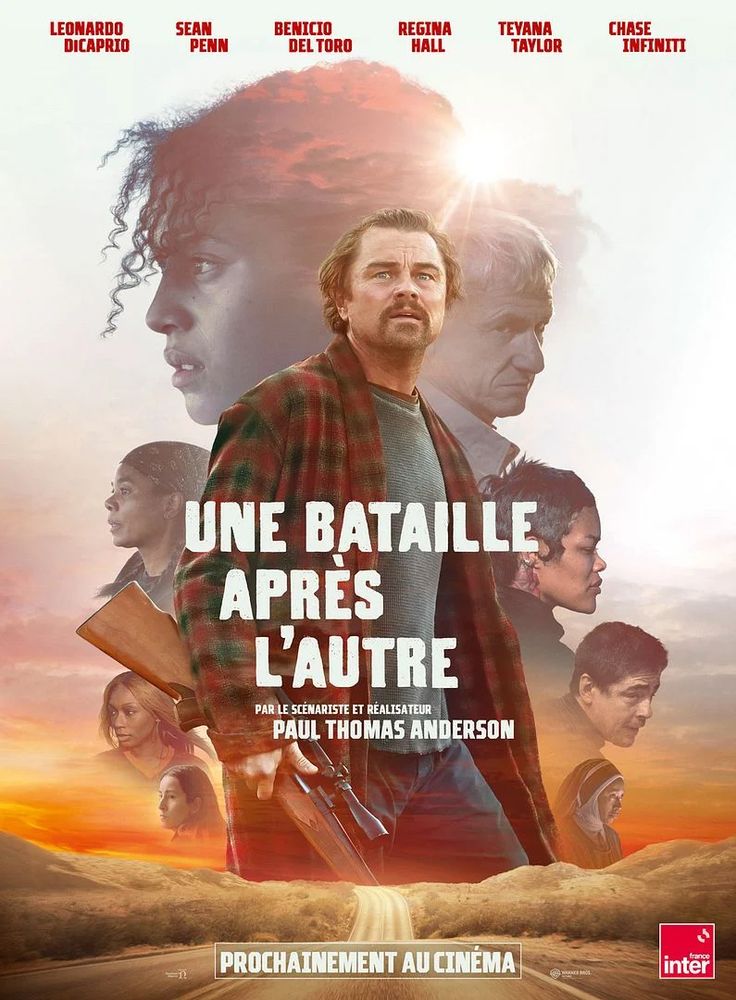 affiche d'une bataille après l'autre : dicaprio debout avec un fusil, et la silhouette de sa fille derrière, avec aussi le visage de sean penn, tout ça devant un visuel de ciel et en bas une route
