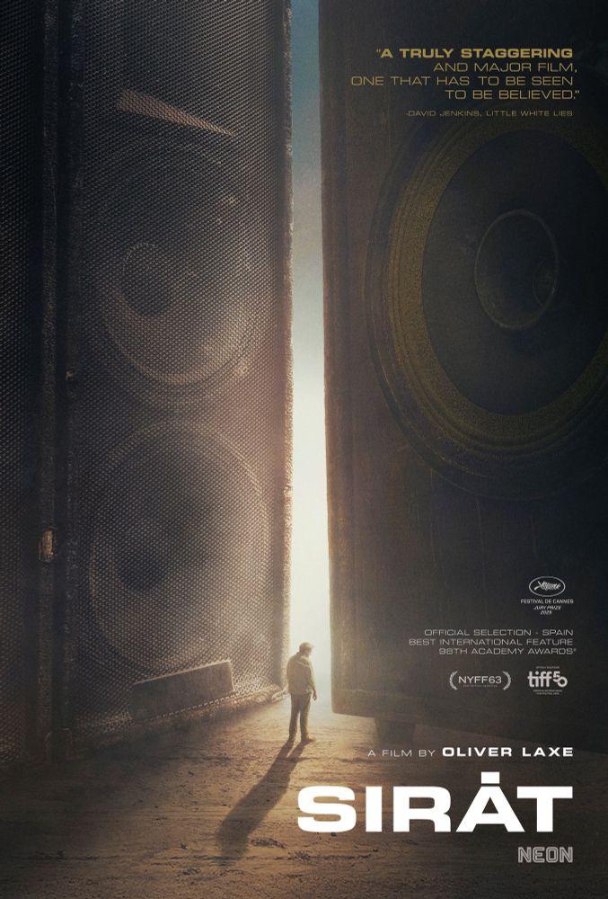 affiche américaine de Sirāt : la silhouette de sergi lopez entre deux enceintes géantes, sur le sable