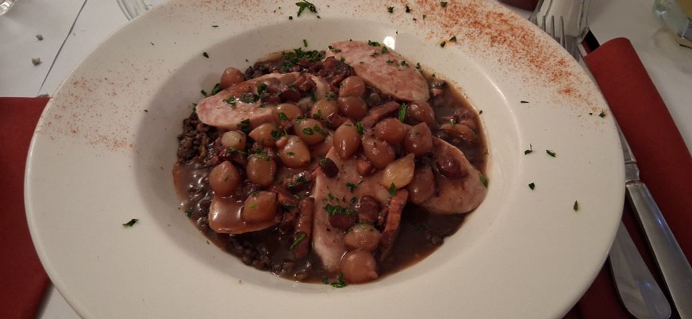 Saucisson chaud à la beaujolaise, avec lentilles vertes du Puy.