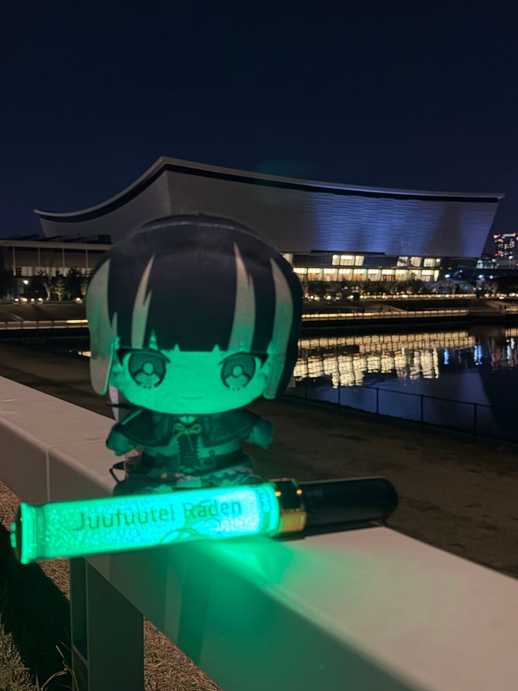 ライブ会場外でぬいぬいと撮影