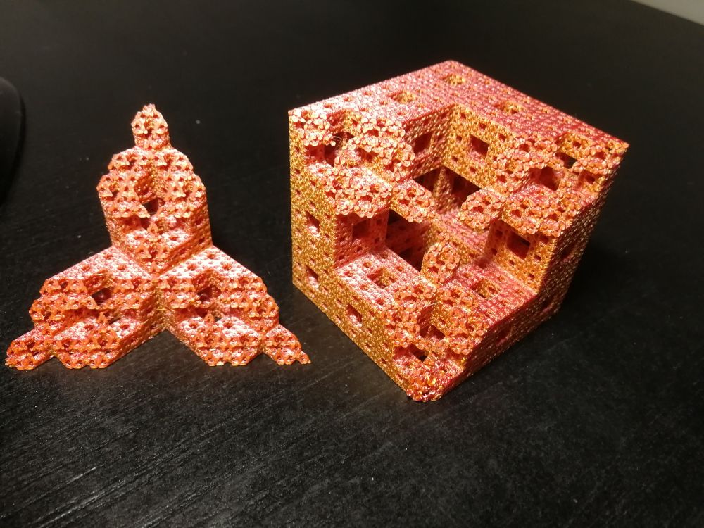éponge de Menger imprimée en filament PLA 3D coupée