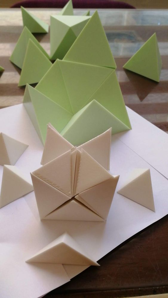 La décomposition d'un cube par tétraèdres et quarts d'octaèdres.