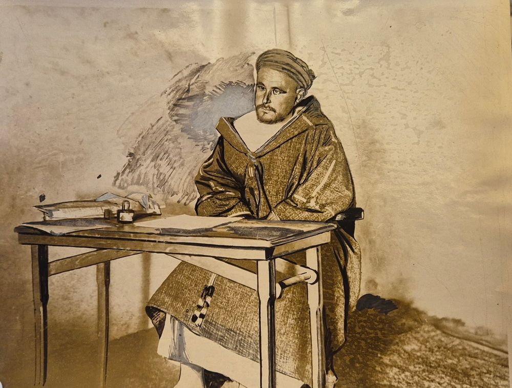 A retouched photographic print showing a portrait of Abdelkrim posing for the international press during the Rif War (1924-1925), collection Forbin, service historique de la défense (Vincennes, France), GR2K247/Maroc