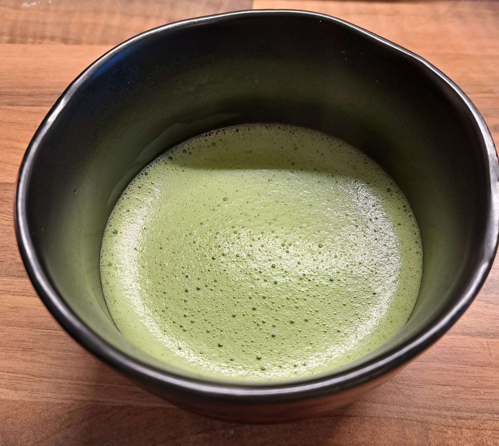 Eine Teeschale mit aufgeschäumtem Matcha.