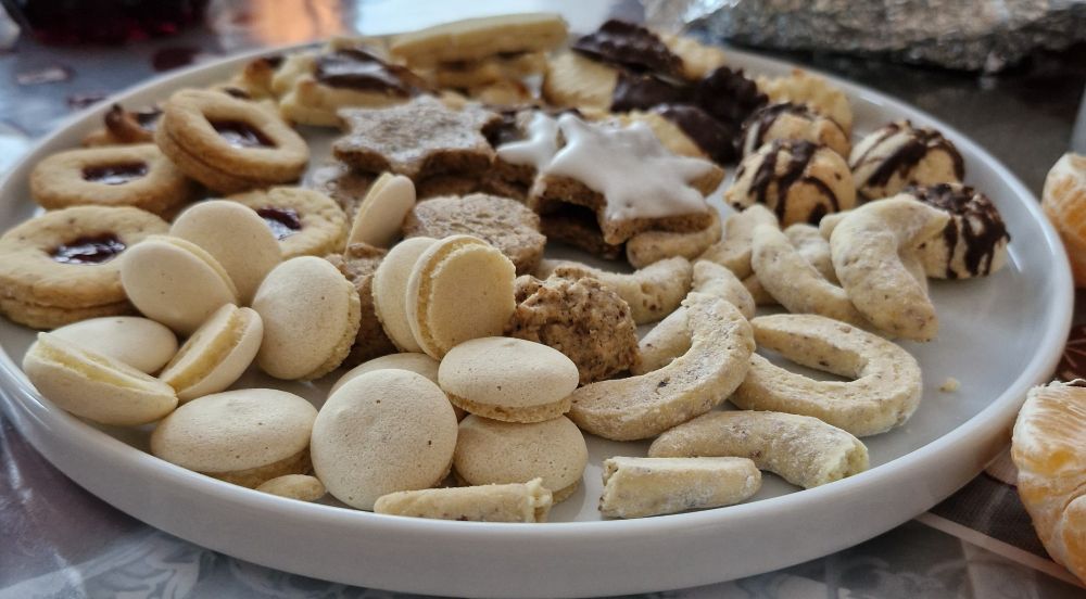 Ein Teller mit Plätzchen. 