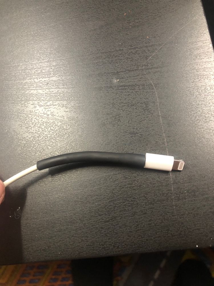 Mit schwarzem Schrumpfschlauch repariertes lightningkabel 