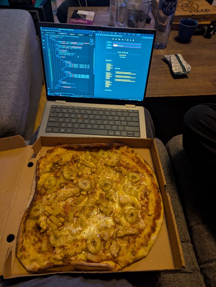 chicken-curry-banana-pineapple-peanut pizza, with a gushy green-yellow tint due to the whitebalance being messed up