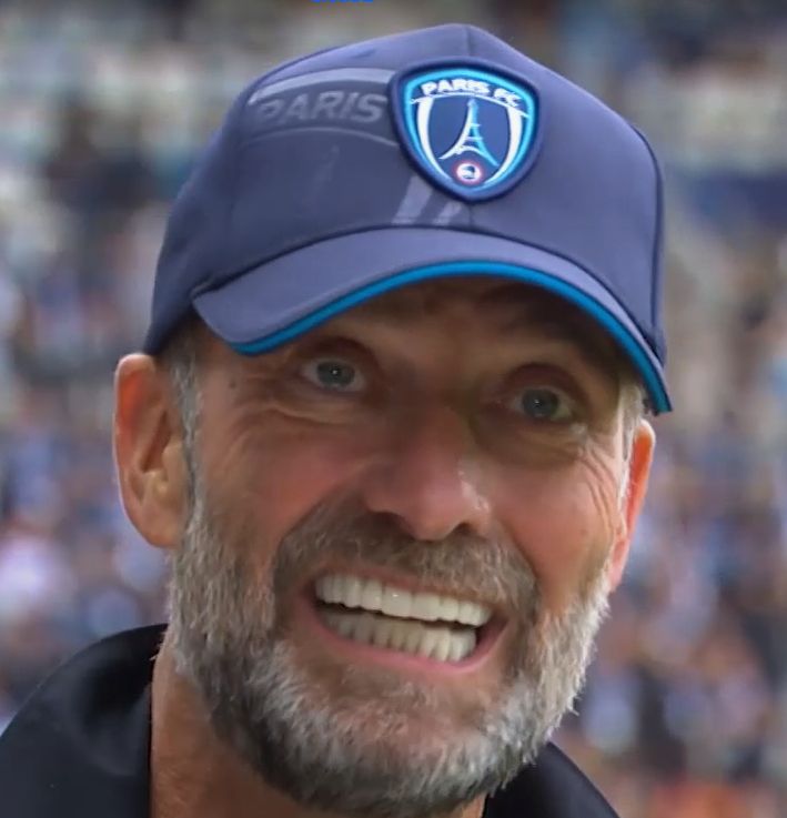 Photo de Jürgen Klopp, ancien entraîneur de Liverpool, arborant une casquette aux couleurs du Paris FC. Nous vivons dans une période bizarre.