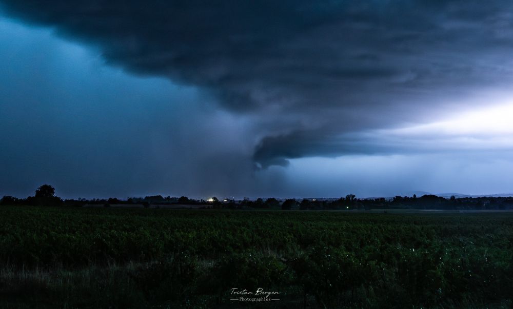 Possible tornade à l'ouest d'Uzès, par Tristan Bergen / Possible tornado, west of Uzès, by Tristan Bergen

