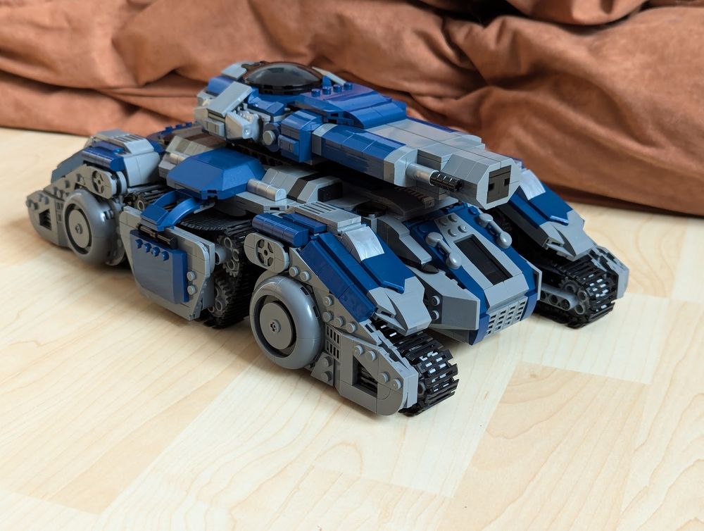 A Starcraft Siege Tank in Tank-Mode, build from building bricks, from Bluebrixx