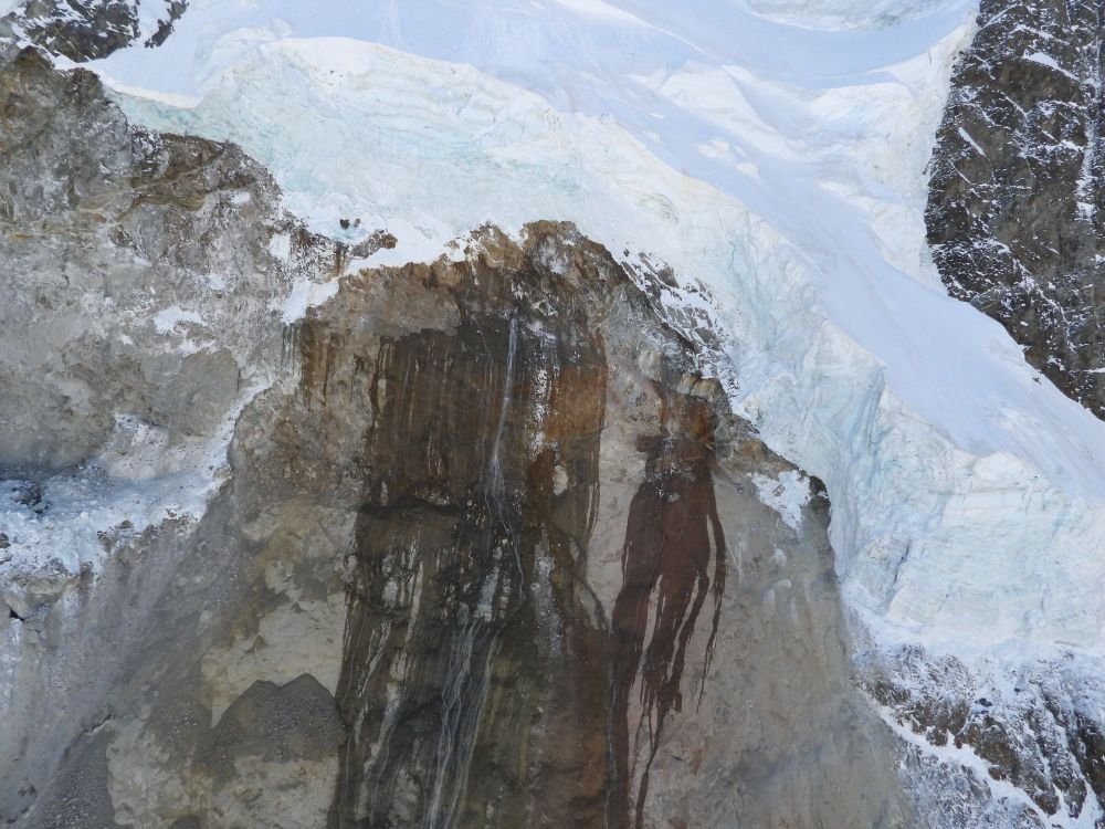 Failure zone of the Piz Scerscen rock slope failure with water flowing out of the permafrost (Photo: D. Hunziker 14.4.2024)