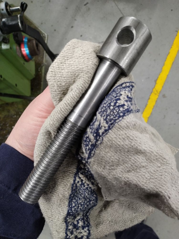 Itse sorvattu metallinen pultti, 18 cm halkaisija, M18-kierteet.