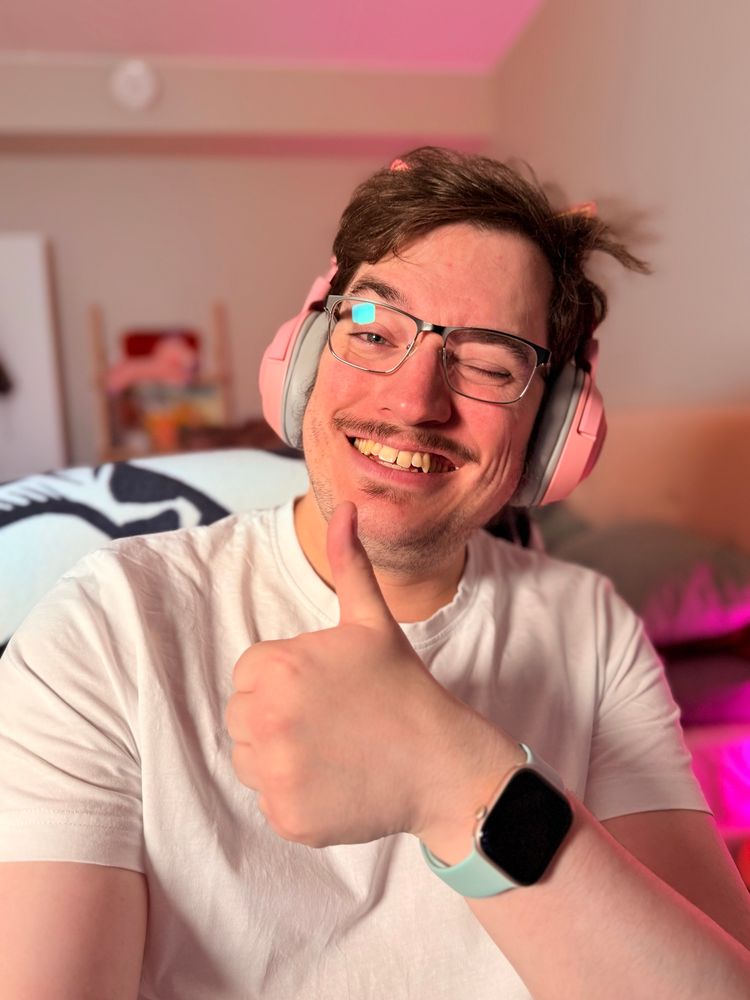 Simon in a white T-shirt giving a thumbs up