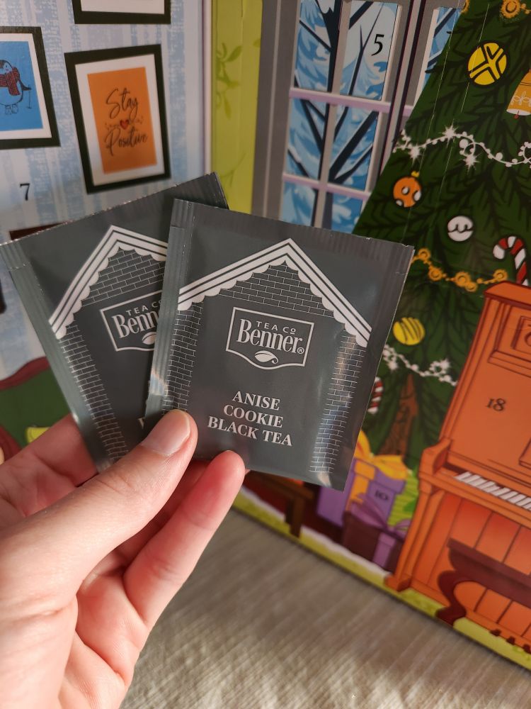 2 bags of anise cookie black tea