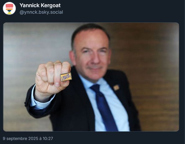 Message posté par @ynnck.bsky.social affichant une photo (en contre-plongée) de M. Gattaz tenant un pin's "1 million d'emplois" dans la main...droite bien sûr