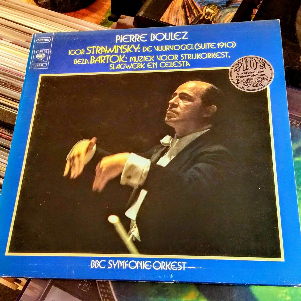 blue front cover of "Igor Strawinsky: De Vuurvogel (Suite 1910) / Pierre Boulez, BBC Symfonie-Orkest / 1974 CBS 72 652" with a big black backgound picture of Pierre conducting.
