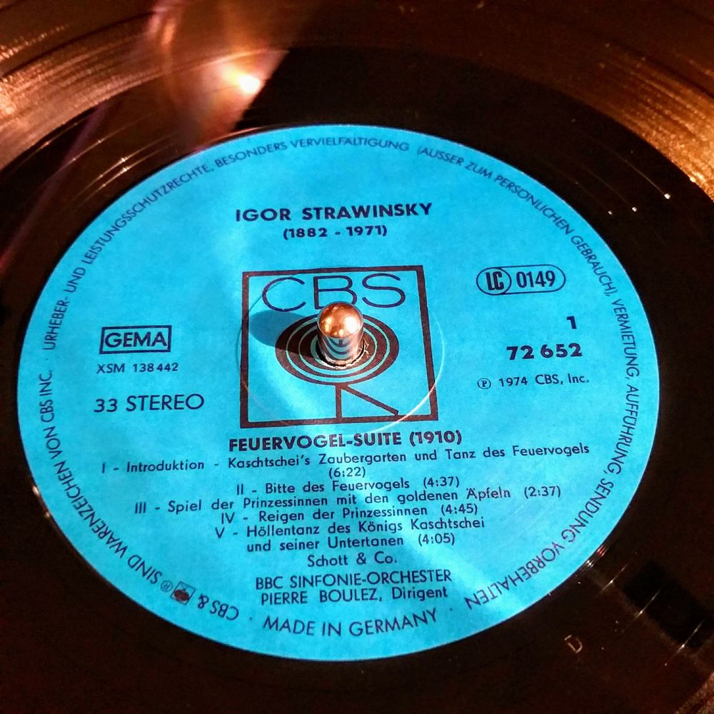 blue CBS vinyl record label of "Igor Strawinsky: De Vuurvogel (Suite 1910) / Pierre Boulez, BBC Symfonie-Orkest / 1974 CBS 72 652"