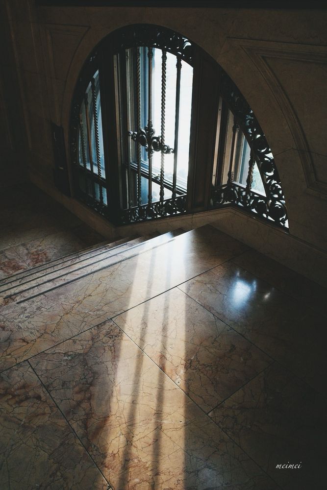 明治生命館の格子窓から差し込む光